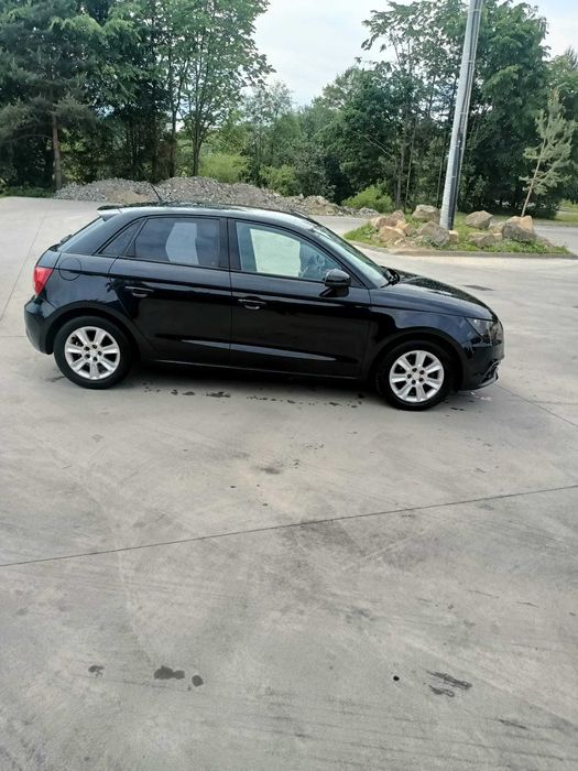 Audi A 1 - 5 drzwi , dobrze wyposażone . 2012 r