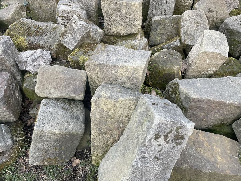 Płyty słupy bloki kolumny kamień graniczny stary piaskowiec