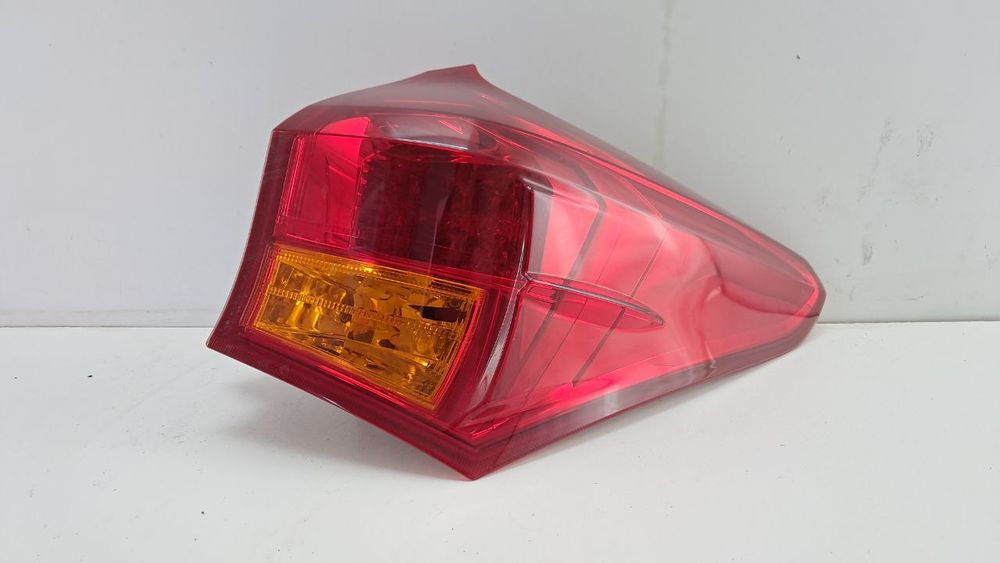 Фонарь задний правый стоп Toyota Auris E18 2012-2015 8155602730
