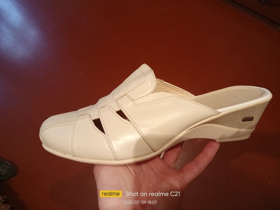 Новые женские кожаные босоножки