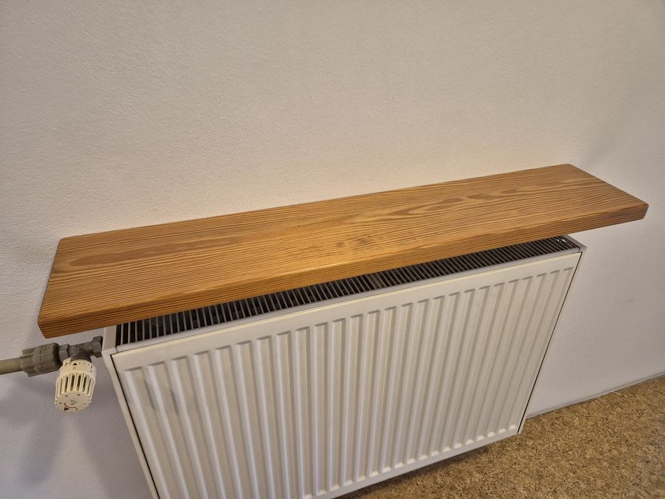 Dwa drewniane sosnowe solidne parapety lub półki