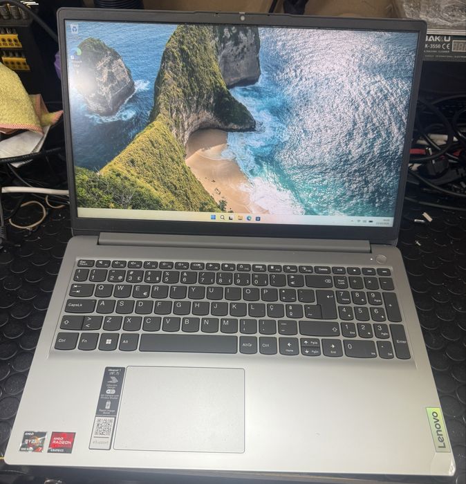 Portátil Lenovo Ideapad 1 15.6” Ryzen 7 5700U 16GB RAM 256GB NVME AMD Radeon 2GB
