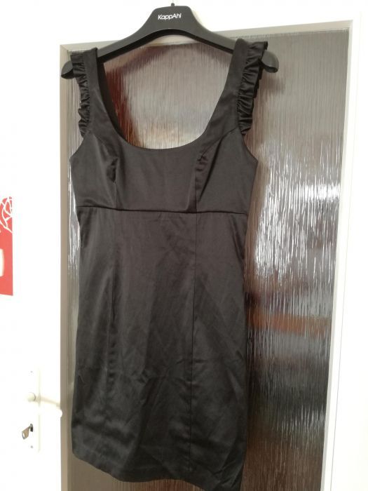 Mała czarna z lekkim połyskiem