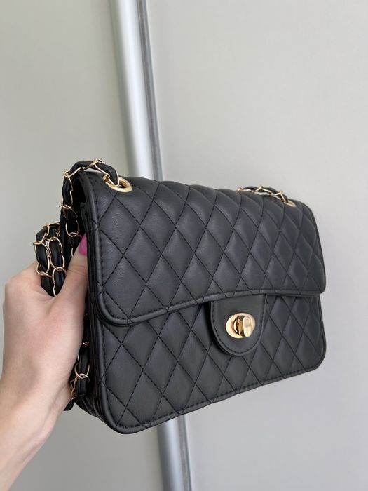 Сумочка чорна ………