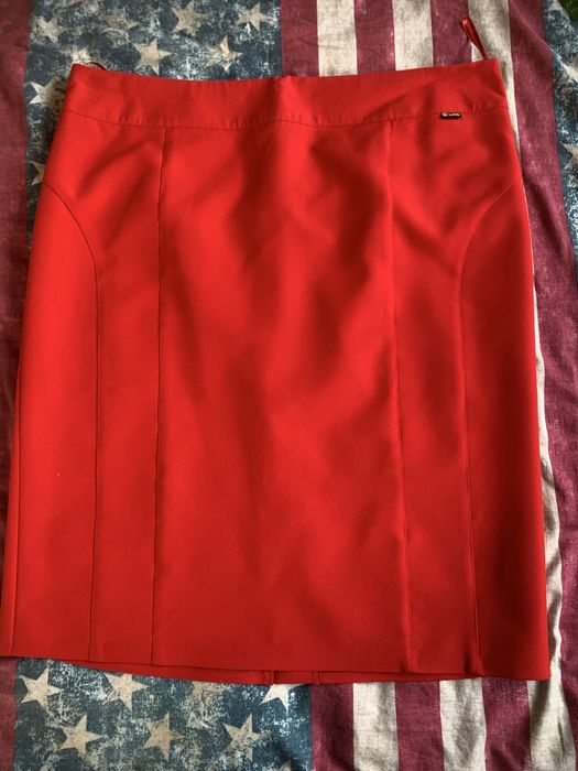 Червона спідниця