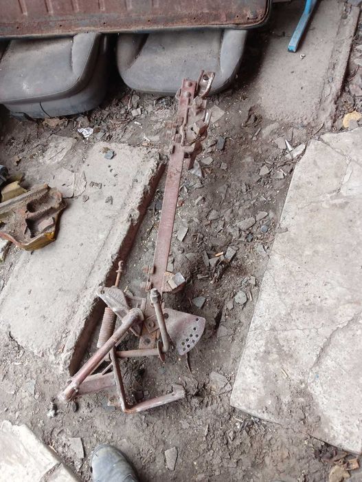 Продам опорне колесо лемеші кріплення передплужника