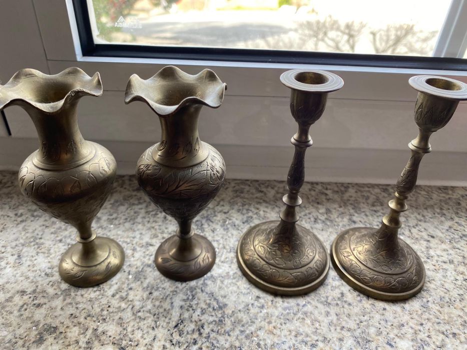 Castiçais e jarras em cobre