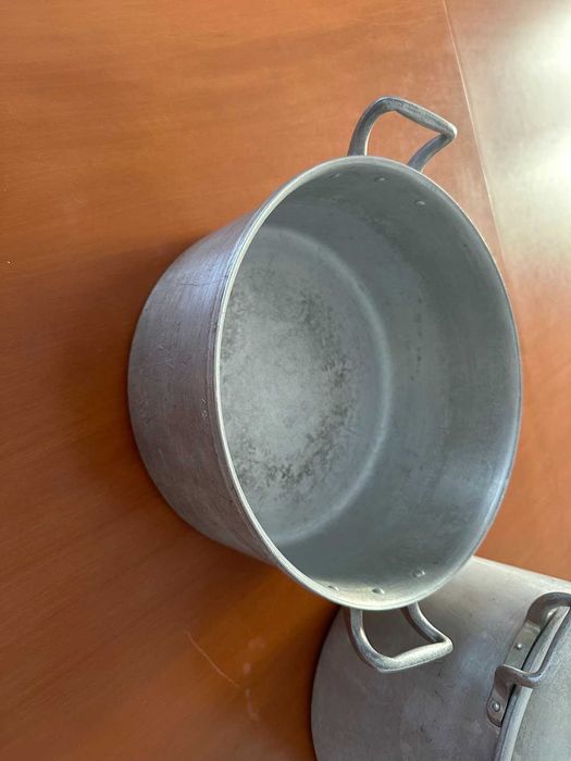 Tacho e panela de alumínio usados uma vez