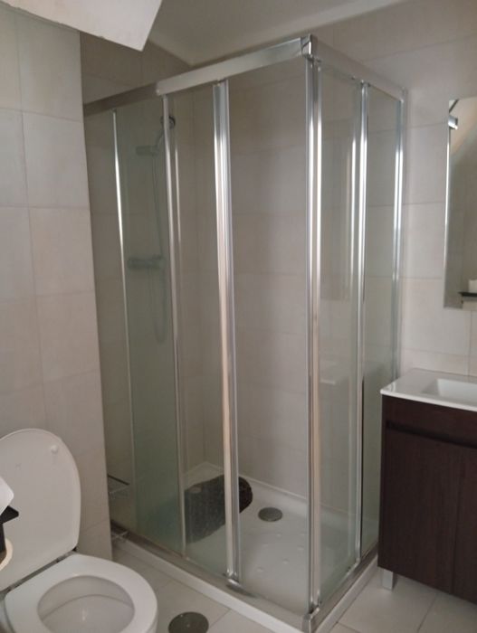 Vendo móvel de casa de banho, sanita e base de duche