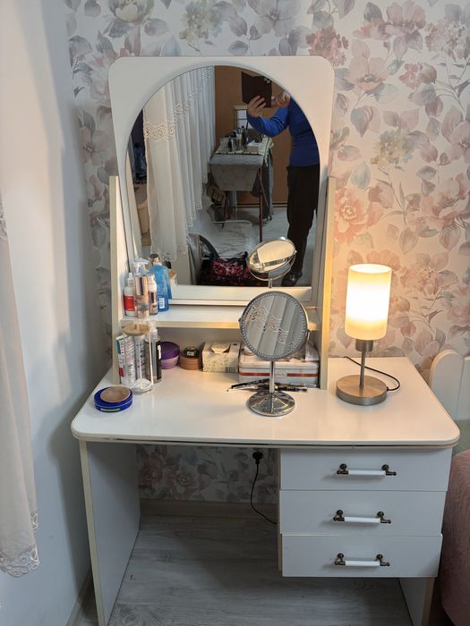 Oddam za darmo szafę  z lustrem i toaletkę .  REZERWACJA