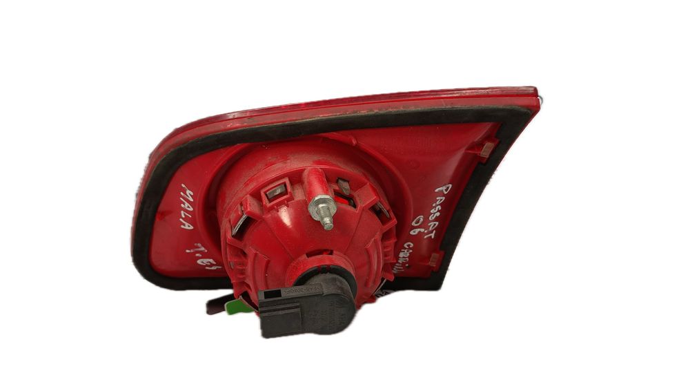 Farolim da mala esquerdo VOLKSWAGEN Passat Variant (3C5)