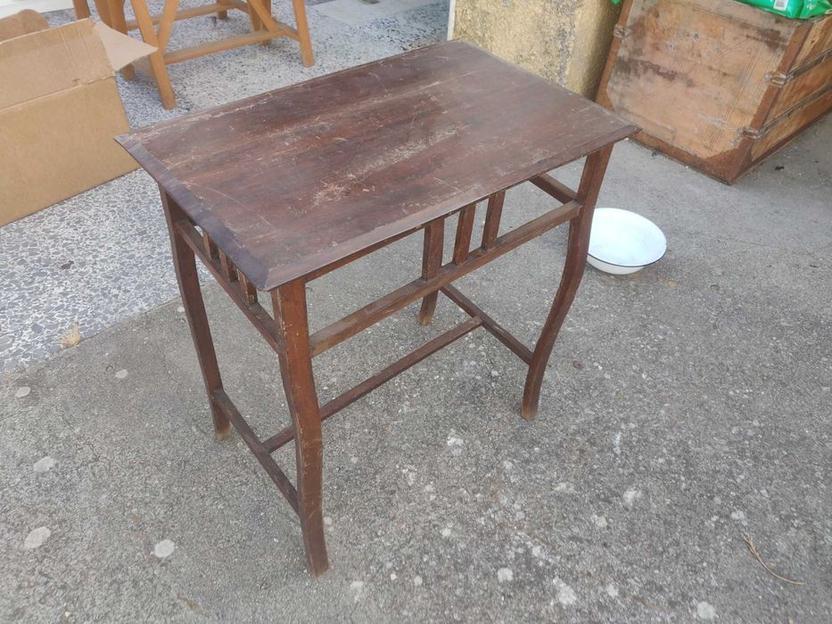 Mesa pequena de madeira