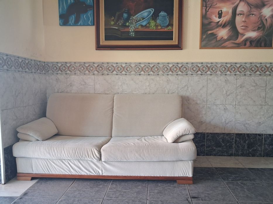Sofá 3 lugares em tecido 2,10x90x90 .
