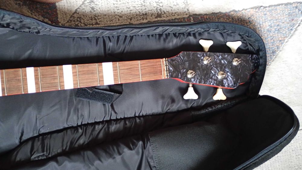 Gitara basowa Boston