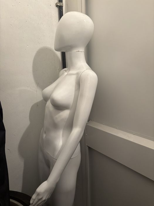 Biały damski manekin całopostaciowy na szklanej podstawce stan dobry