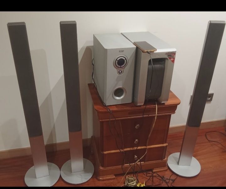 Vendo baixo de som e tres colunas sony e radio com amplificar a funcionar perfeitamente