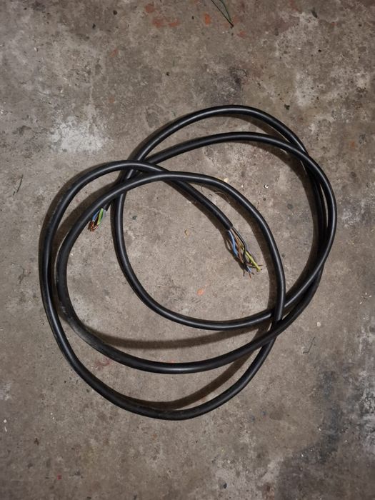 Sprzedam około 3 metry kabla wraz z akcesoriami