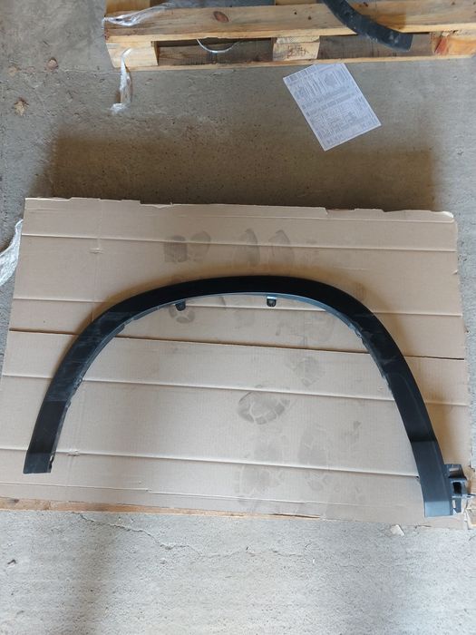 Накладка крила ліва Toyota Highlander 14-