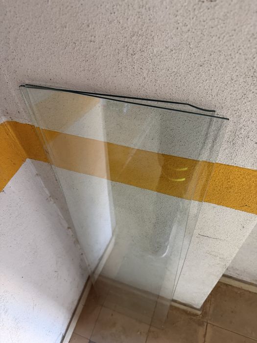 Cristaleira / Vitrine Antiga em Madeira Trabalhada com Prateleiras em Vidro