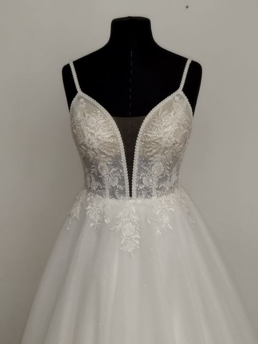 Suknię ślubną nowa.