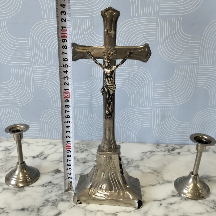 Stary krzyż Arma Christi plus świeczniki