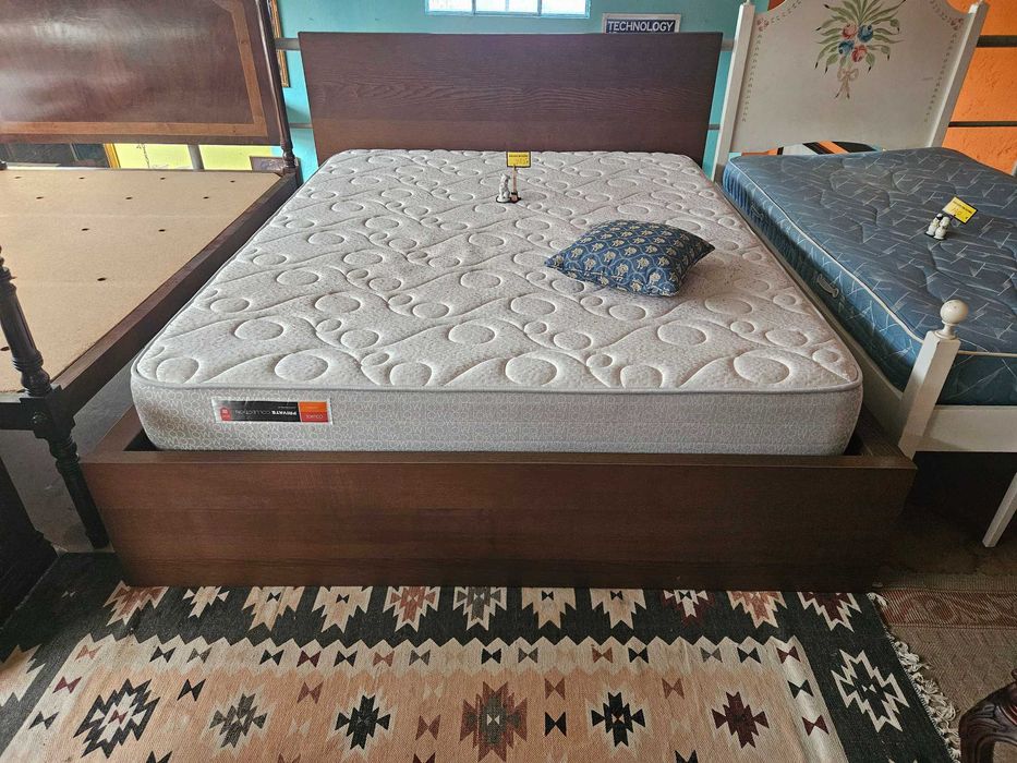 Cama com estrado e colchão - óptimo estado geral