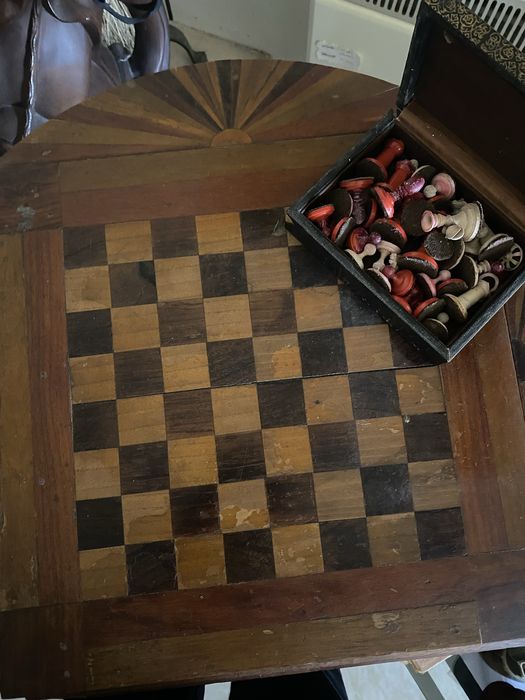Mesa antiga de xadrez em madeira maciça – com peças originais