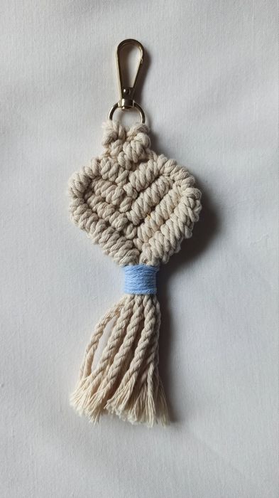 Porta-chaves macramé em forma de coração