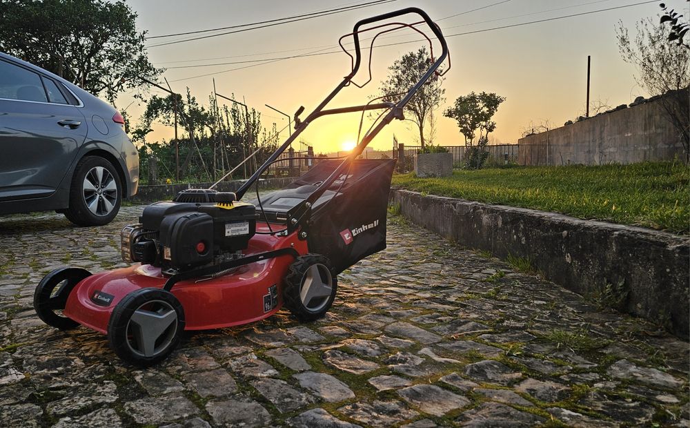 Corta relva com motor