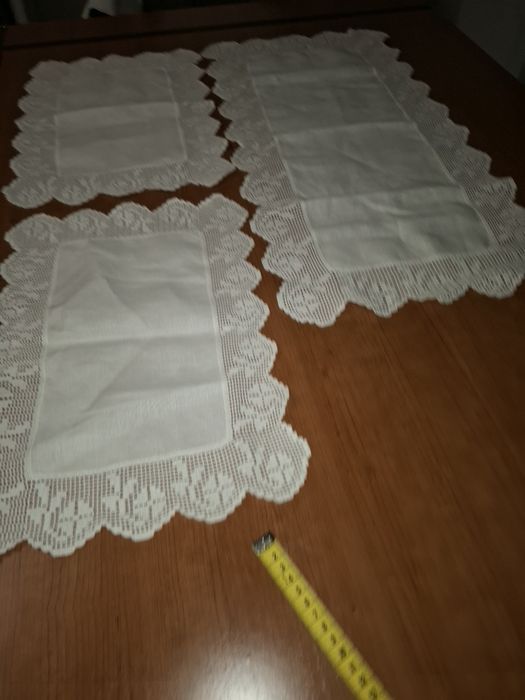 Naperons de renda e linho