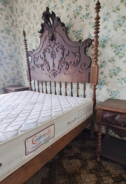 Cama casal madeira maciça + 2 mesinhas cabeceira