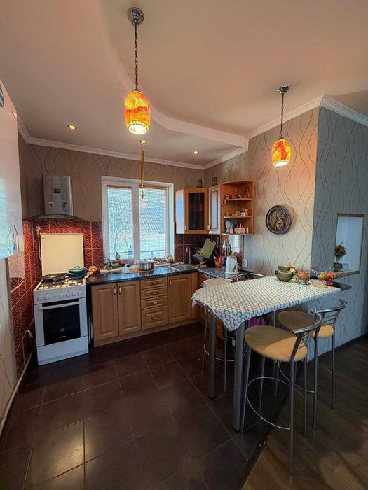 Продається 2-поверховий будинок, 200 м2, 47 соток, с. Гостролуччя