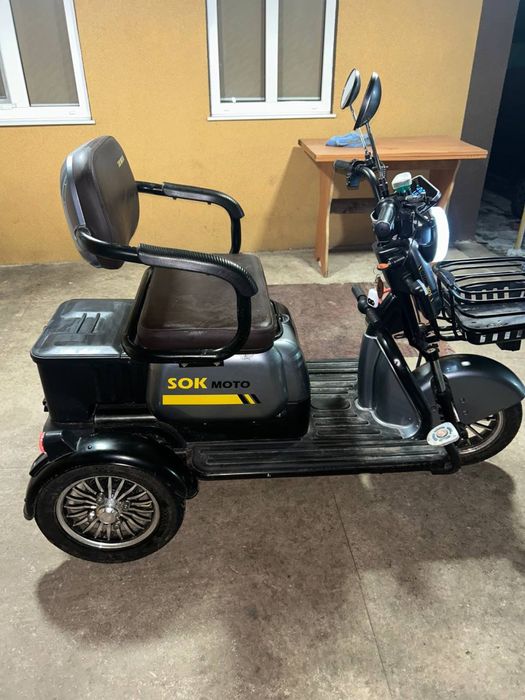 Продам трьохколісний електроскутер