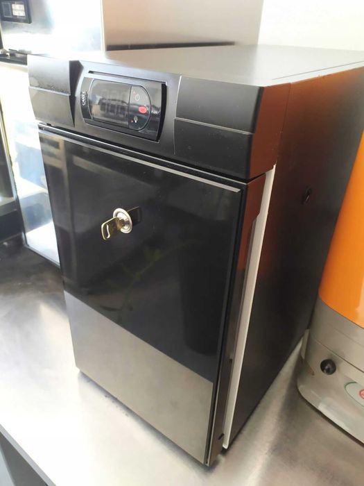 Lodówka na mleko - idealna przy ekspresach do kawy , czarna