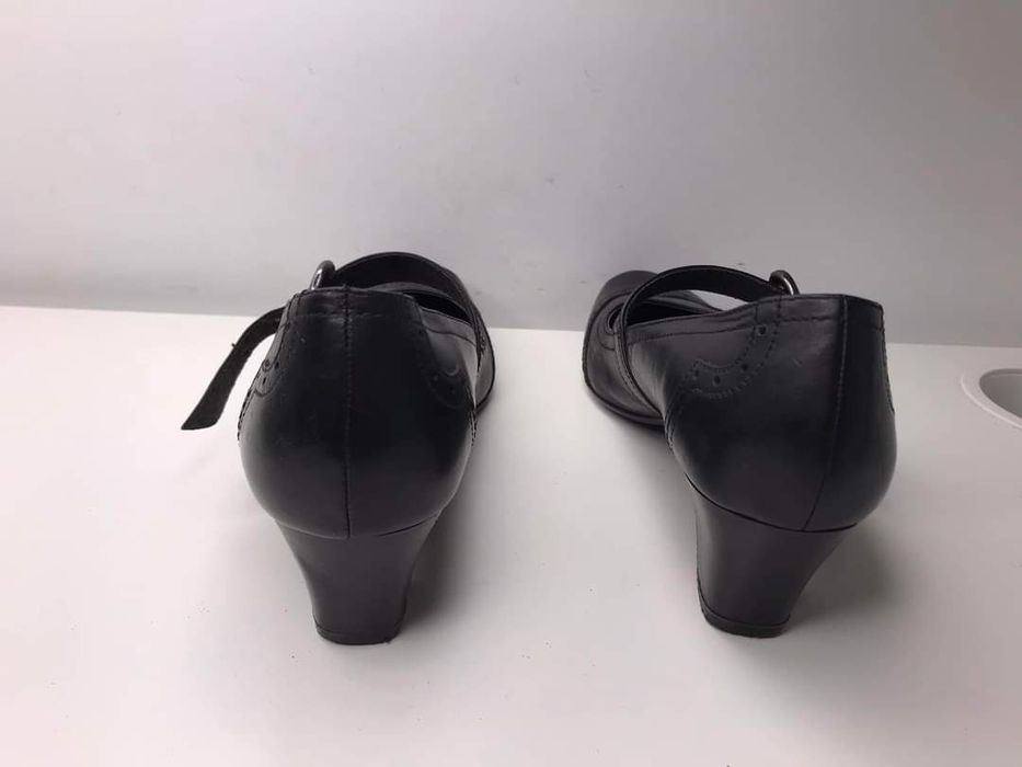 Czółenka skórzane Tamaris  Rozmiar 40 Pasek