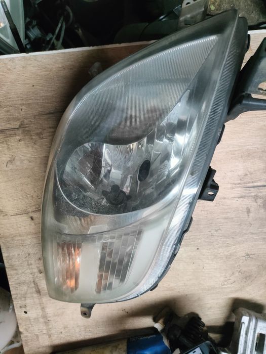 Toyota Yaris 2 II reflektor lampa lewa