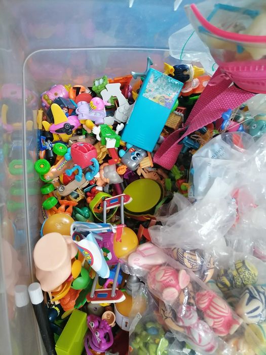 Grande lote de figuras brindes kinder surpresa