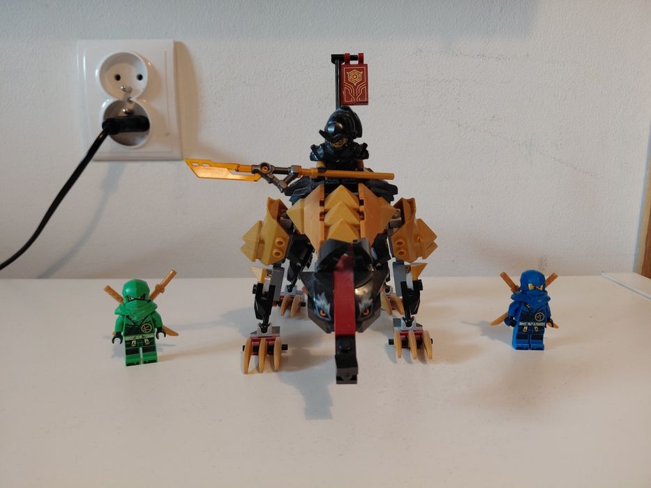 LEGO Ninjago 71790 Ogar łowców smoków