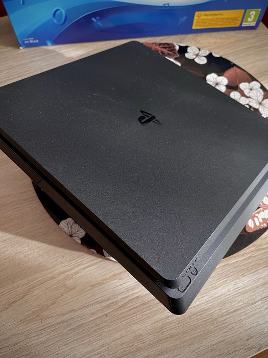 Zestaw: Play Station 4 PS4 Slim + 3 pady + ładowarka