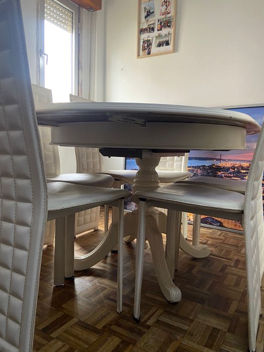 Mesa retratil 4/6 lugares com 6 cadeiras brancas