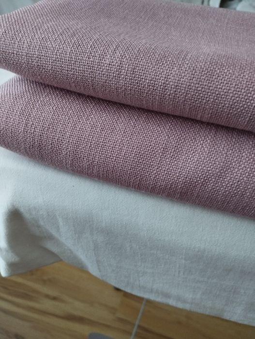 Tkanina kolor różowy wys 3,03 metra szer 3,20 metra.