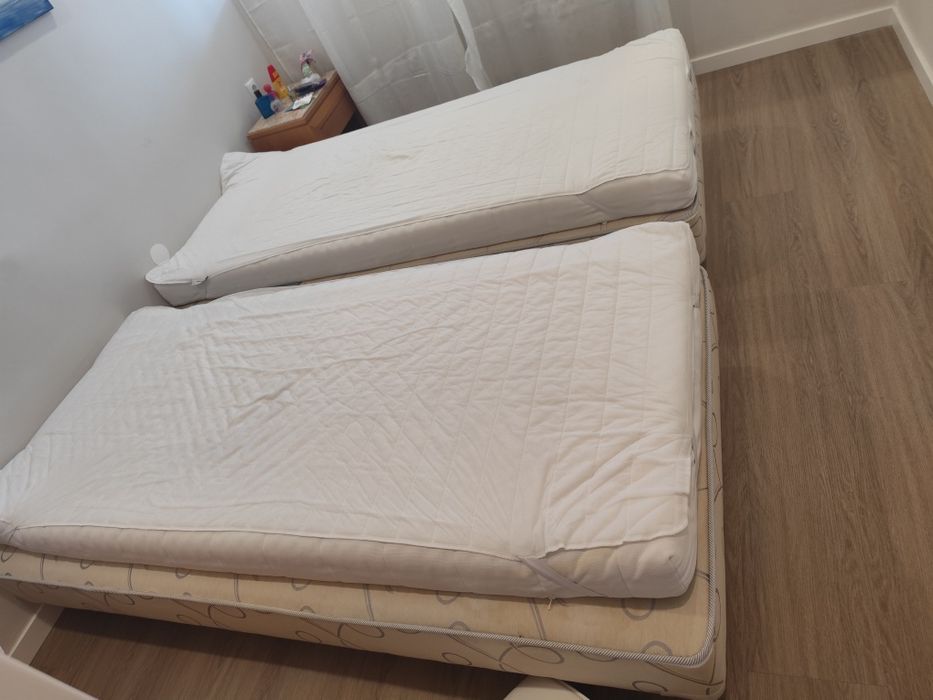 2 Camas individuais com colchões e resguardos