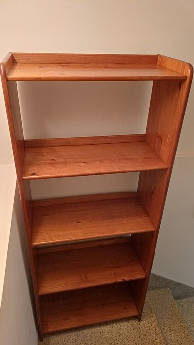 Estante em madeira maciça