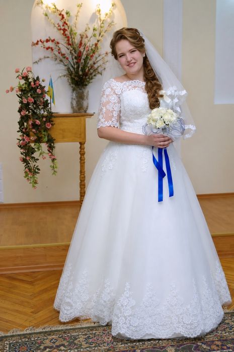 Весільна сукня кольору айворі