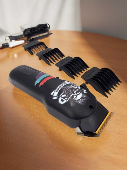 Машинка для стрижки волосся  з професійними можливостями на акумі