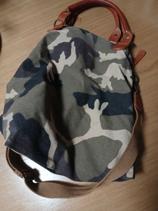 Carteira estilo saco, camuflada, com asa e tira de levar ao ombro