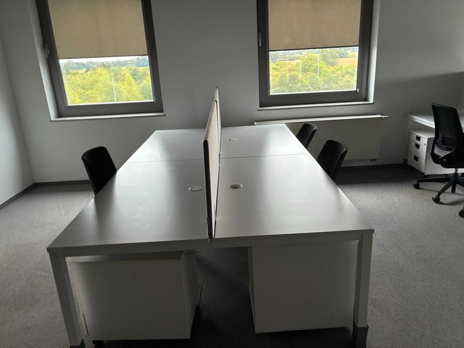 Modułowe stanowiska pracy OGI 120 × 80 cm z przegrodami akustycznymi – 12 biurek dostępnych