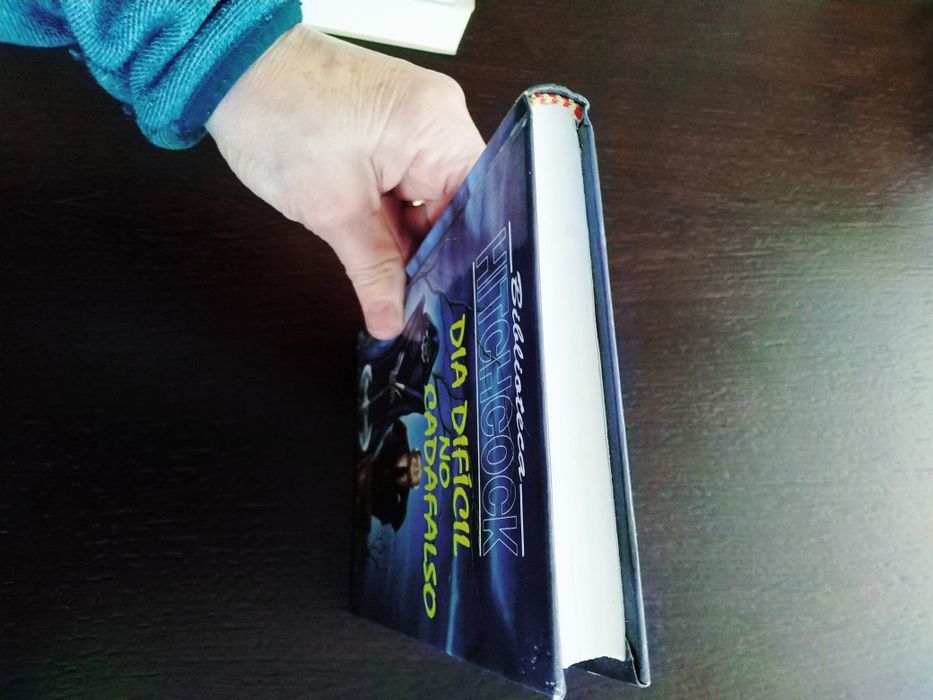 Dia difícil no cadafalso de Alfred Hitchcock .  Livro de capa dura