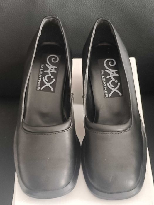 Sapatos em couro, cor preto salto quadrado, novos.