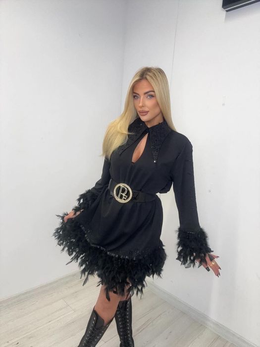 Piękna sukienka z piórami logo paparazzi fashion